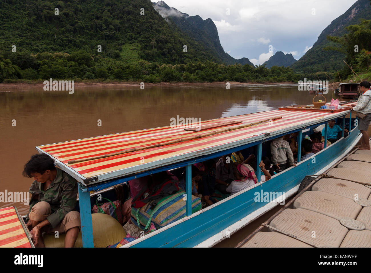 Angedockte Boot auf dem Nam Ou Fluss in Laos in der Nähe von Dorf Muang Ngoi Stockfoto