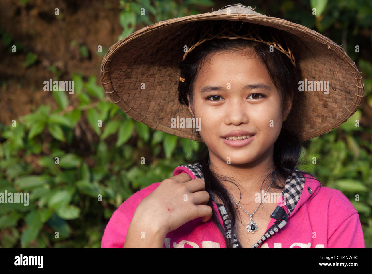 Ein Lao-Mädchen einen konischen Hut Stockfoto
