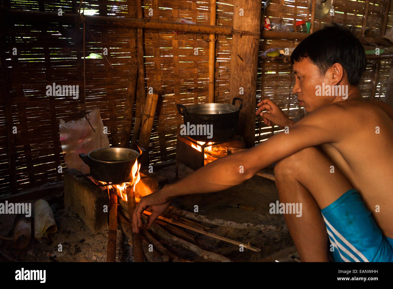 Lao Mann in seine Bambushütte Kochen Stockfoto