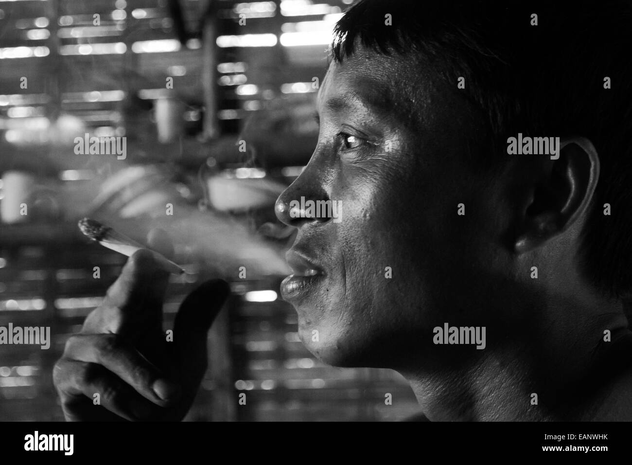 Lao Mann Rauchen Stockfoto