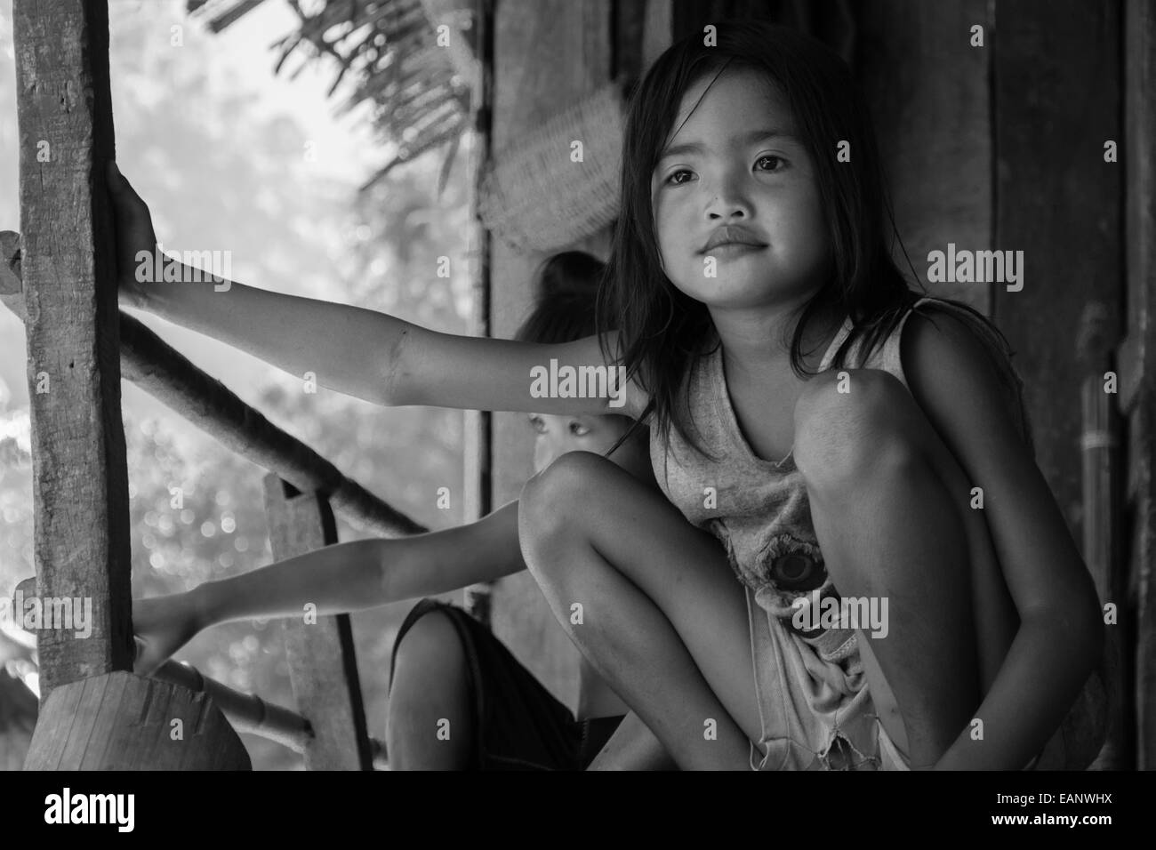 Lao junge Mädchen in einem ländlichen Dorf Stockfoto