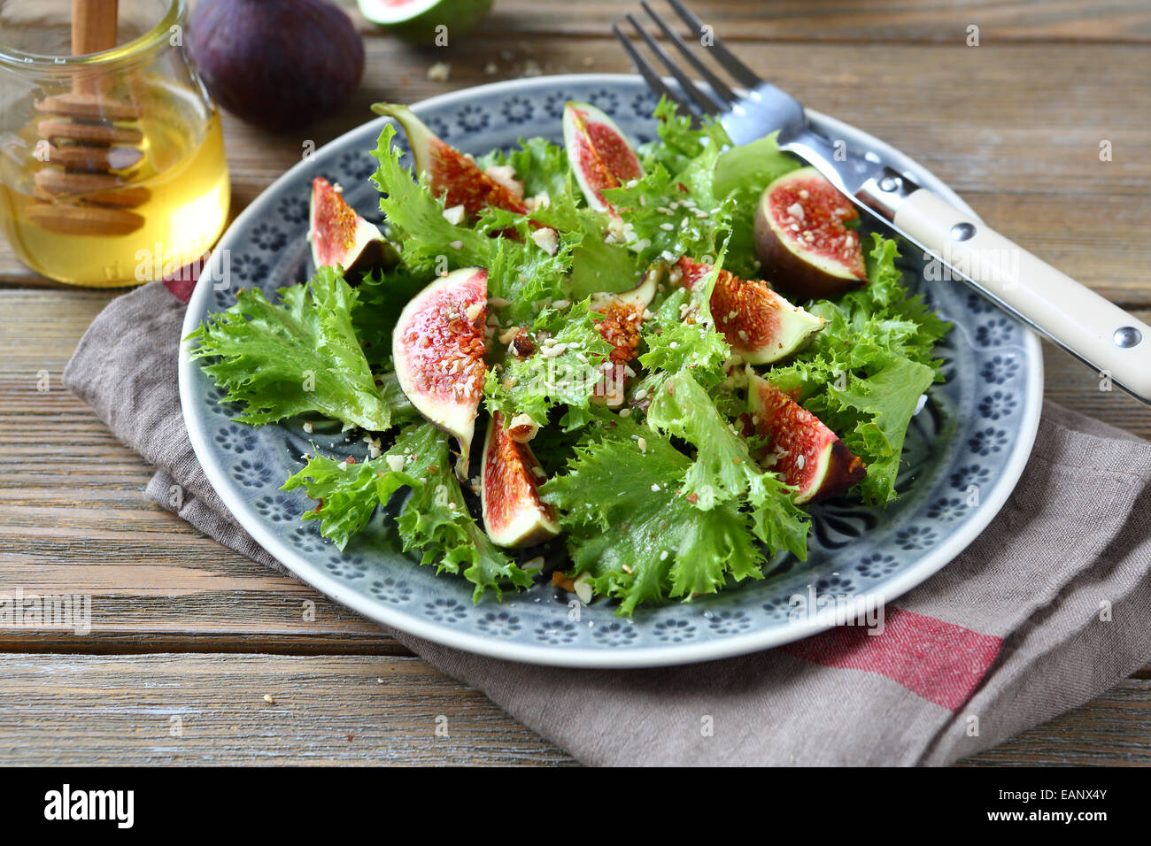 Leichten Salat mit Feigen, Salat und Honig auf einem Teller, gesunde Ernährung Stockfoto