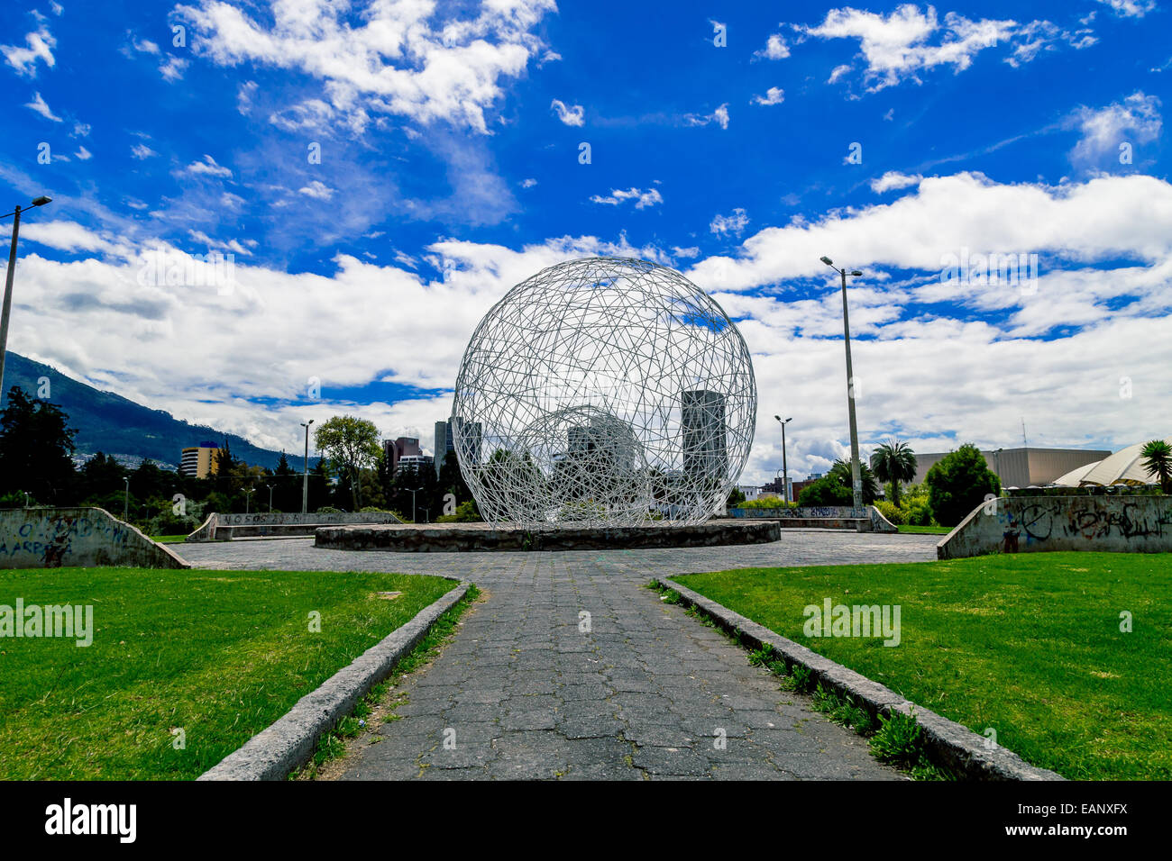 Metallkugel Skulptur im Park Quito Ecuador Südamerika Stockfoto