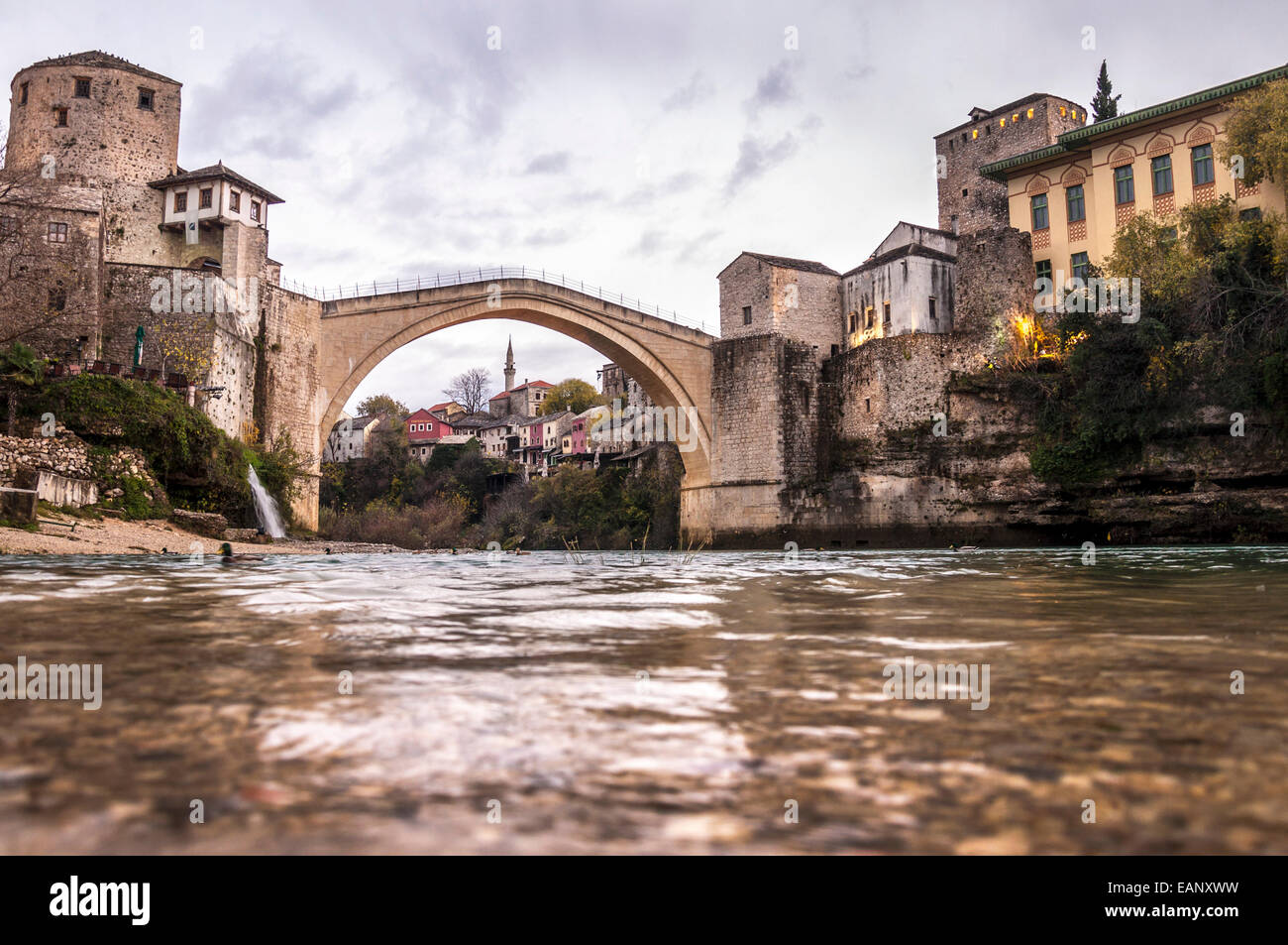 Mostar, Bosnien und Herzegowina. 19. November 2014. Mostar, Bosnien und Herzegowina. Die Balkan Stadt oben auf der Liste der besten Wert Städte in der ganzen Welt für die Bereitstellung der besten Hotelservice und Wert für Geld in Trivagos jährlichen Umfrage hat heute bekannt gegeben. Bild zeigt Stari Most oder alte Brücke in Mostar. Bildnachweis: Richard Wayman/Alamy Live-Nachrichten Stockfoto