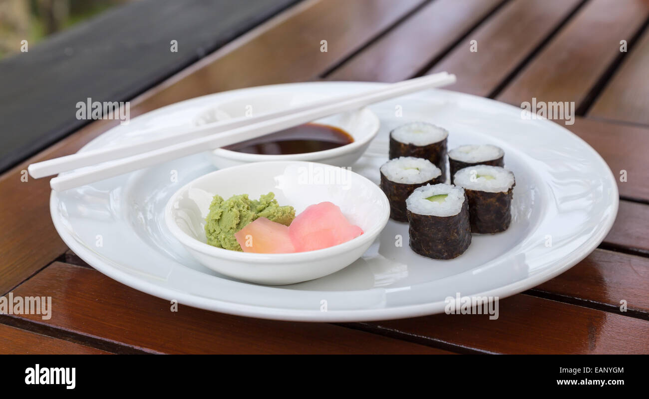 Hoso Maki Sushi vegetarisch mit Wasabi und Ingwer Stockfoto