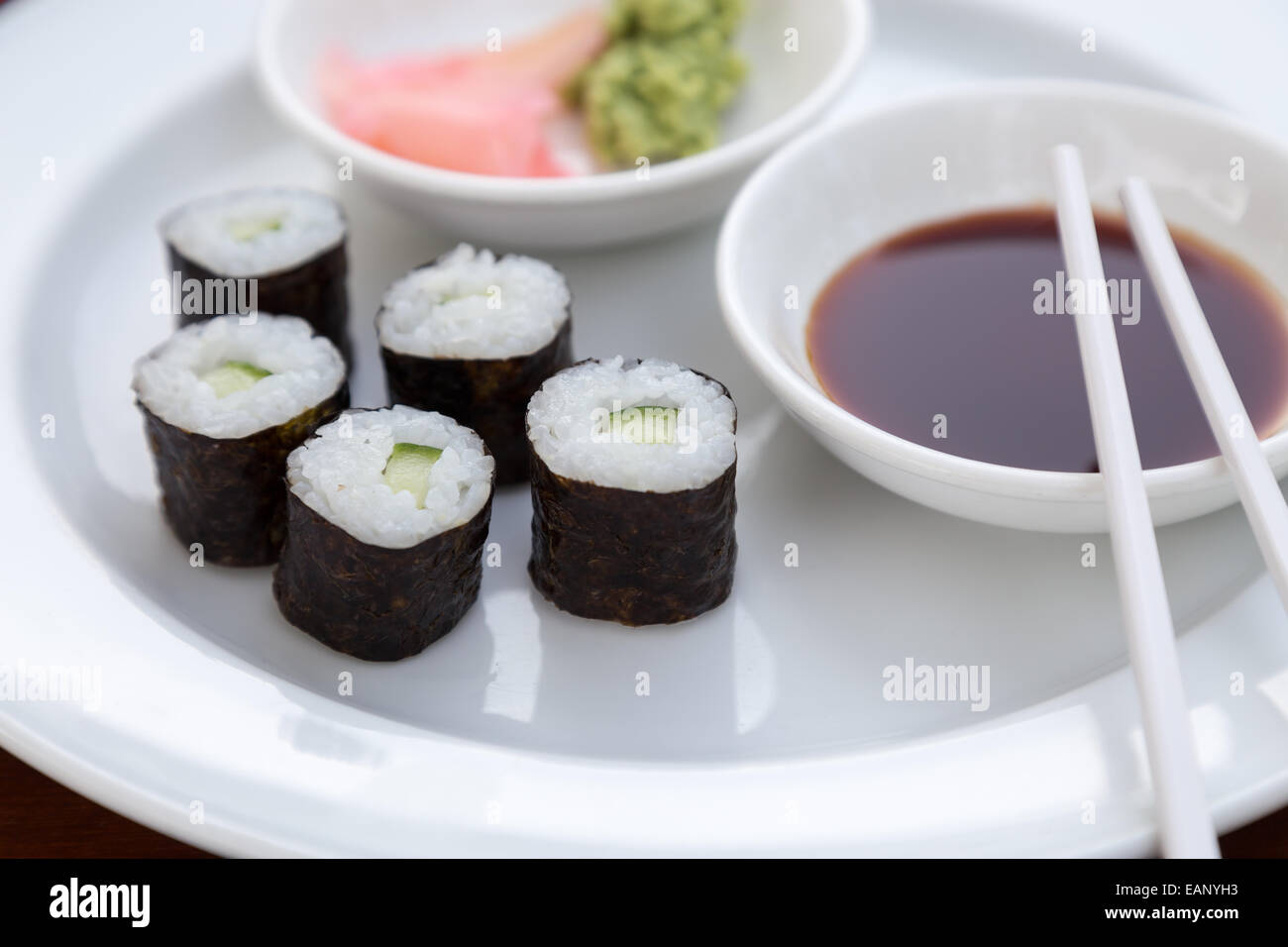 Hoso Maki Sushi vegetarisch mit Wasabi und Ingwer Stockfoto