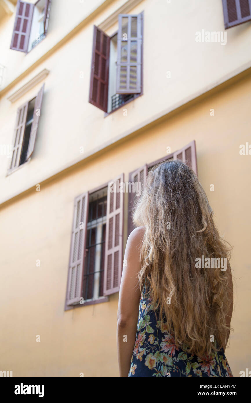 Junge Frau, die außerhalb eines Gebäudes in Beirut Stockfoto