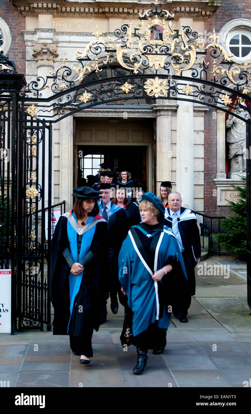 Worcester Universität Abschlusstag - die akademische Prozession aus der Guildhall zur Kathedrale, Worcester, Großbritannien Stockfoto
