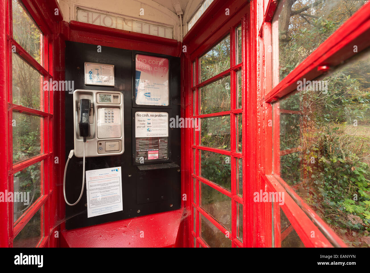 traditionelle alte altmodische unbenutzte rote Telefon Box zur Veranschaulichung wechselnden Kommunikationskulturen und redundante alte Technologie Stockfoto