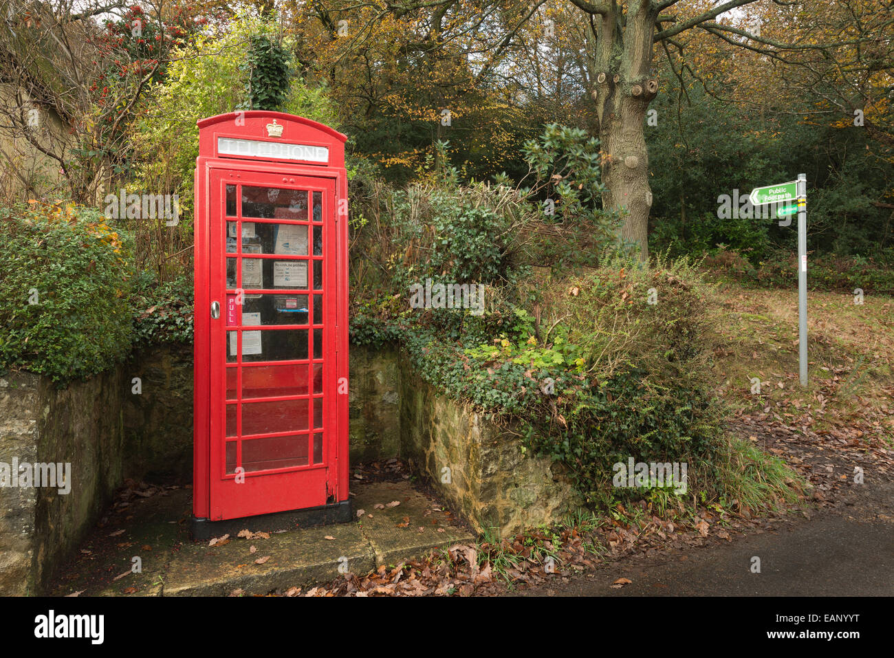 traditionelle alte altmodische unbenutzte rote Telefon Box zur Veranschaulichung wechselnden Kommunikationskulturen und redundante alte Technologie Stockfoto