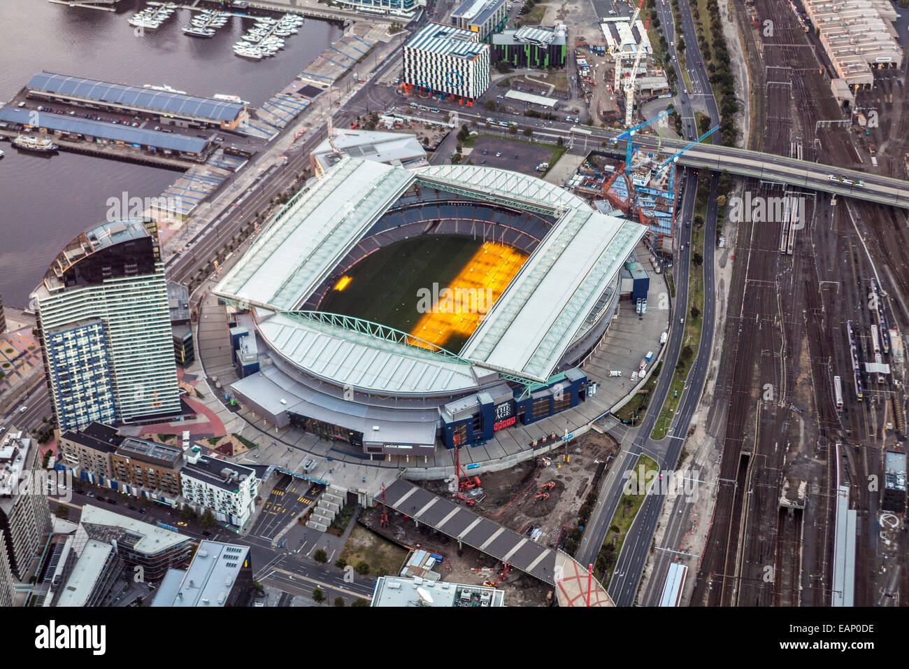 Luftaufnahme in der Abenddämmerung von Etihad Stadium auf Melbourne Docklands. Stockfoto