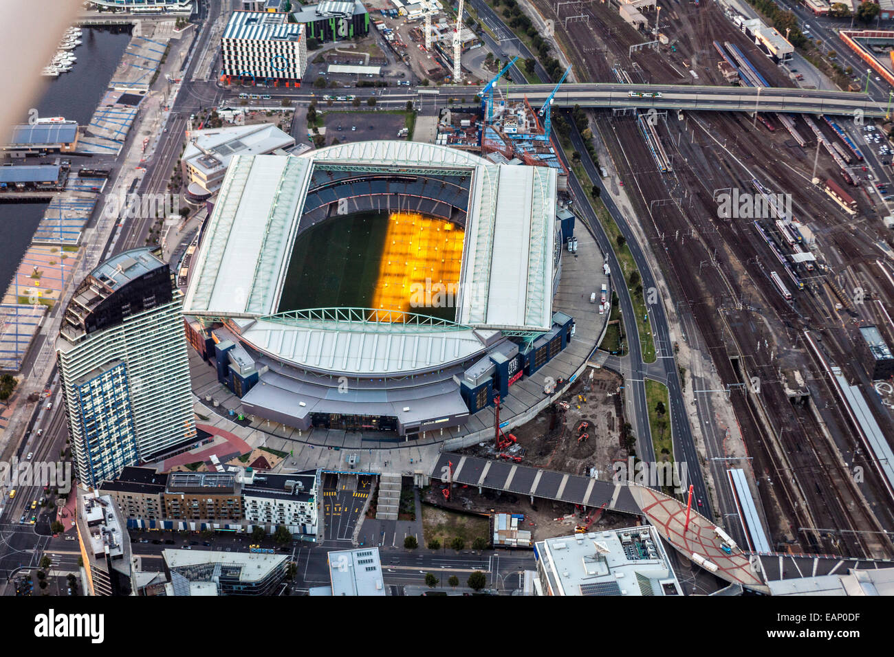 Luftaufnahme in der Abenddämmerung von Etihad Stadium auf Melbourne Docklands. Stockfoto