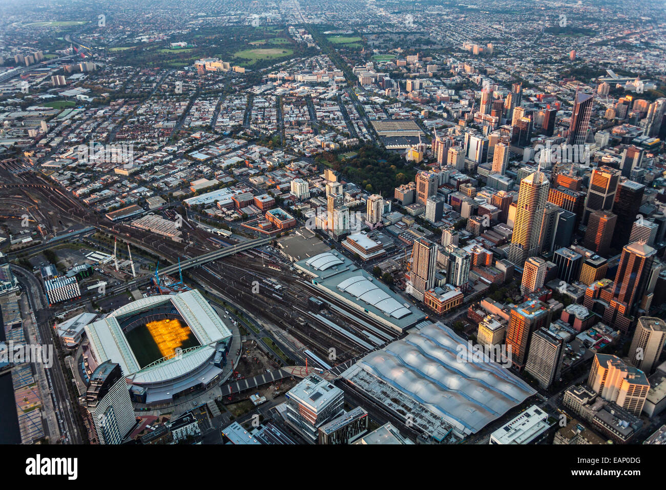 Luftaufnahme von Melbourne in der Abenddämmerung aufgenommen. Stockfoto