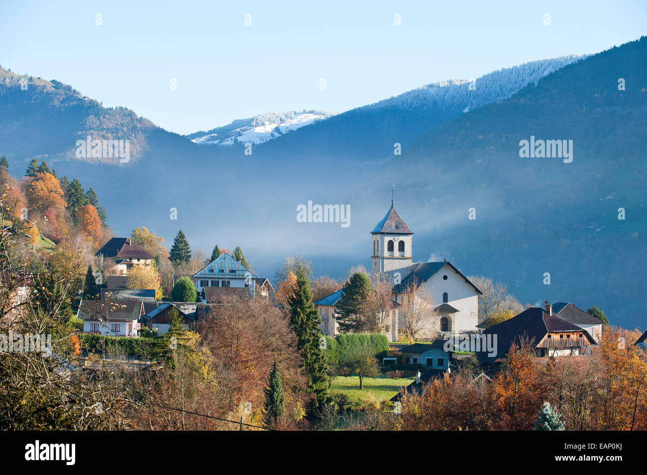 Marthod, Val D'Arly, Savoie, Frankreich. 19. November 2014. Nebel steigt am Morgen nach einer kalten Nacht wärmt. Nach einigen Tagen Regenwetter in geringer Höhe und Schnee im Hochgebirge bricht am Morgen mit einem klaren blauen Himmel. Bildnachweis: Graham M. Lawrence/Alamy Live-Nachrichten. Stockfoto