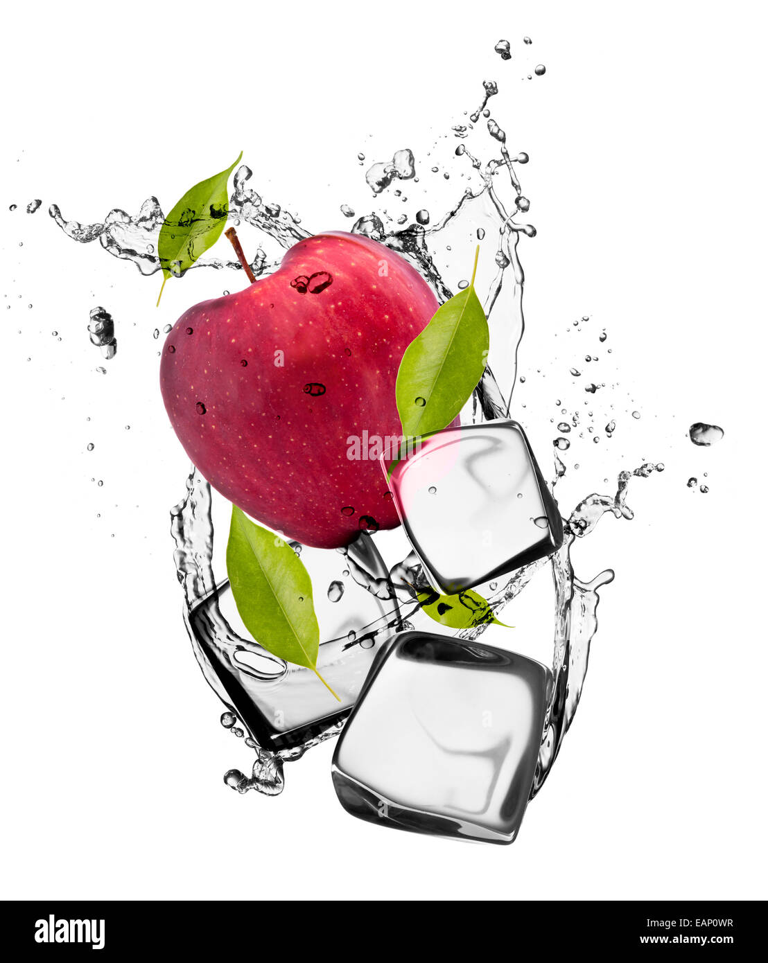 Roter Apfel mit Eiswürfeln, isoliert auf weißem Hintergrund Stockfoto