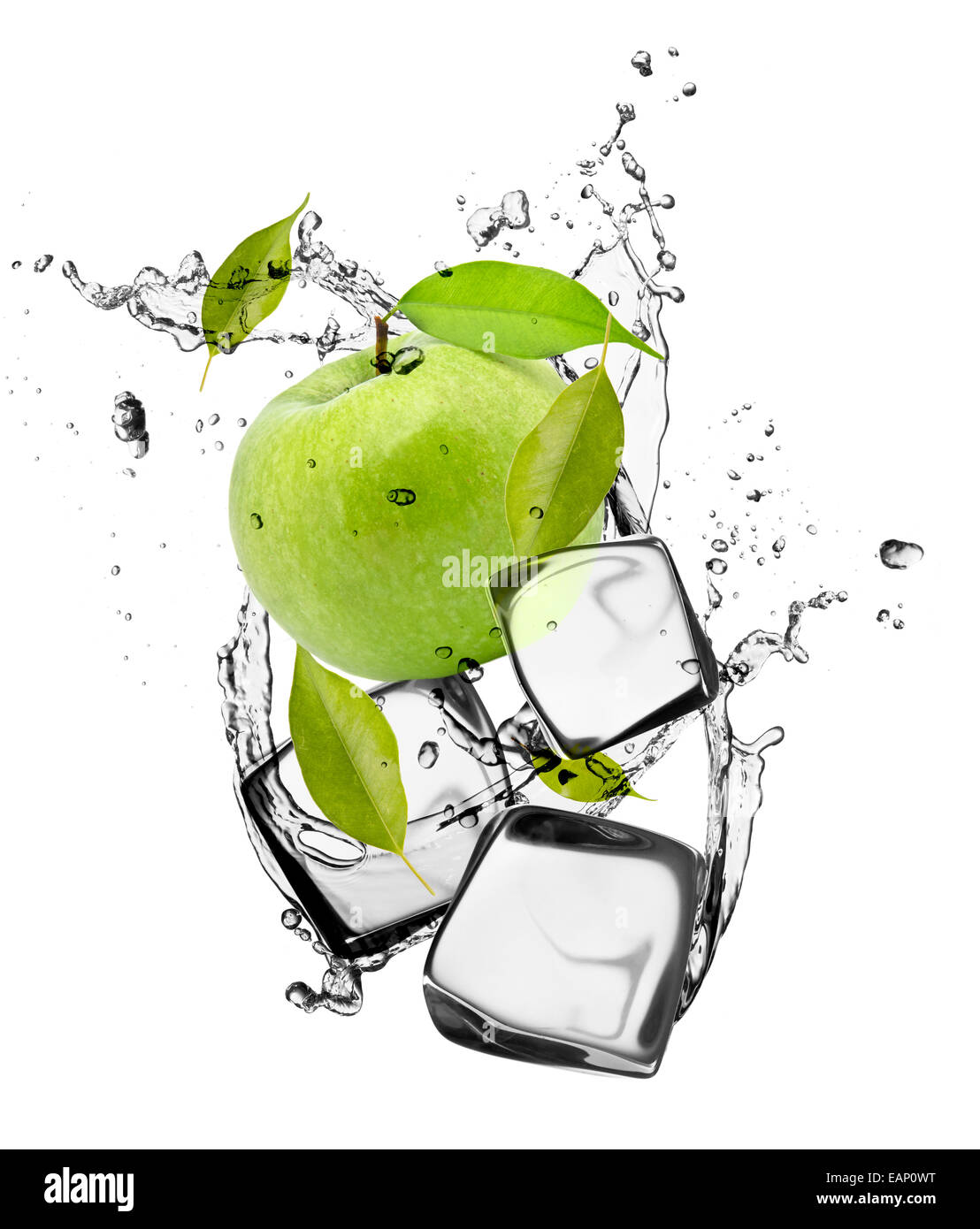 Grüner Apfel mit Eiswürfeln, isoliert auf weißem Hintergrund Stockfoto