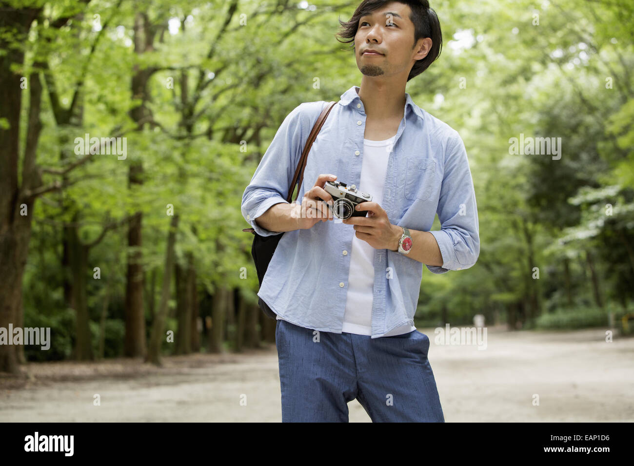 Ein Mann in einem Kyoto-Park eine Kamera halten. Stockfoto