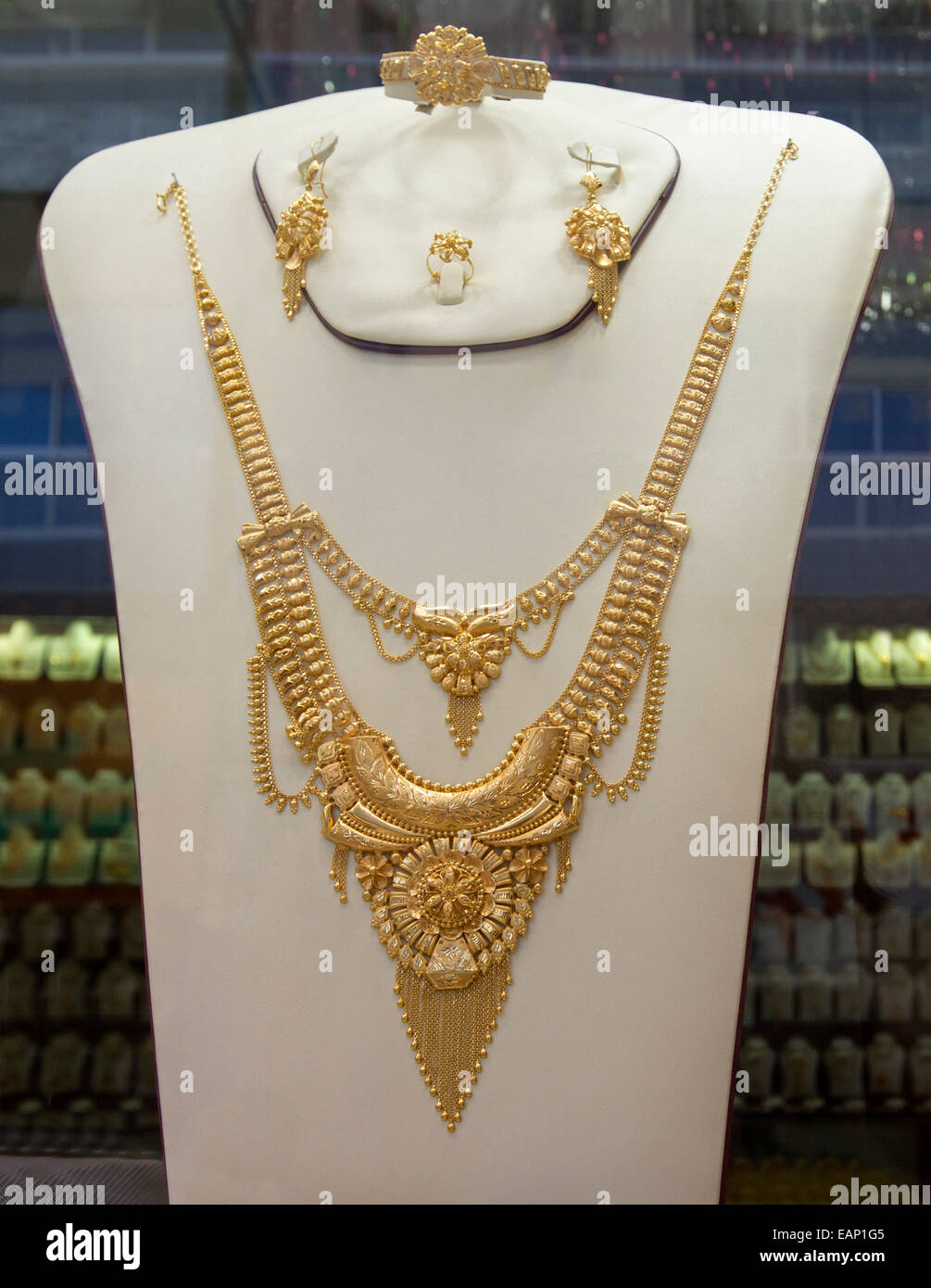 Aufwendige Goldkette mit komplizierten Design auf Anzeige in gold Souk / Markt, eine beliebte Touristenattraktion in Dubai UAE Stockfoto