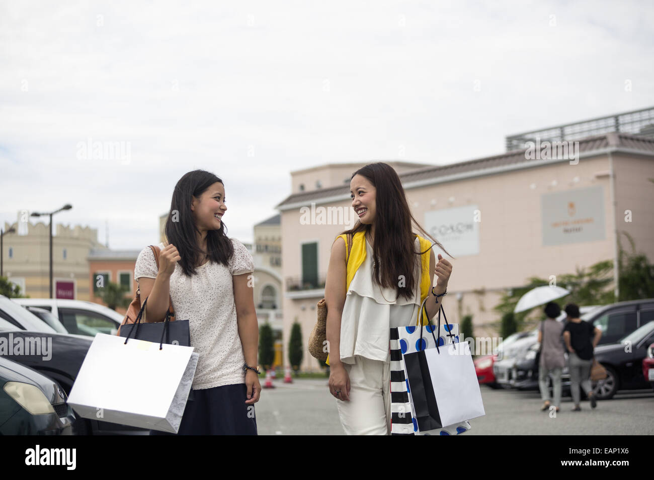 Mutter und Tochter auf eine shopping-Tour. Stockfoto