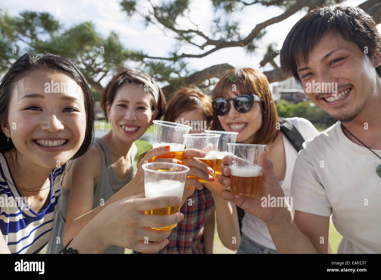 Gruppe von Freunden im Park. Stockfoto