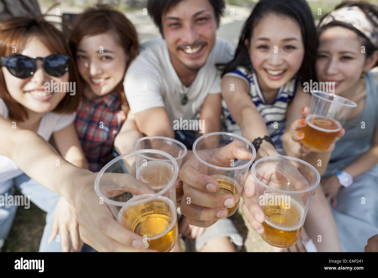 Gruppe von Freunden im Park. Stockfoto