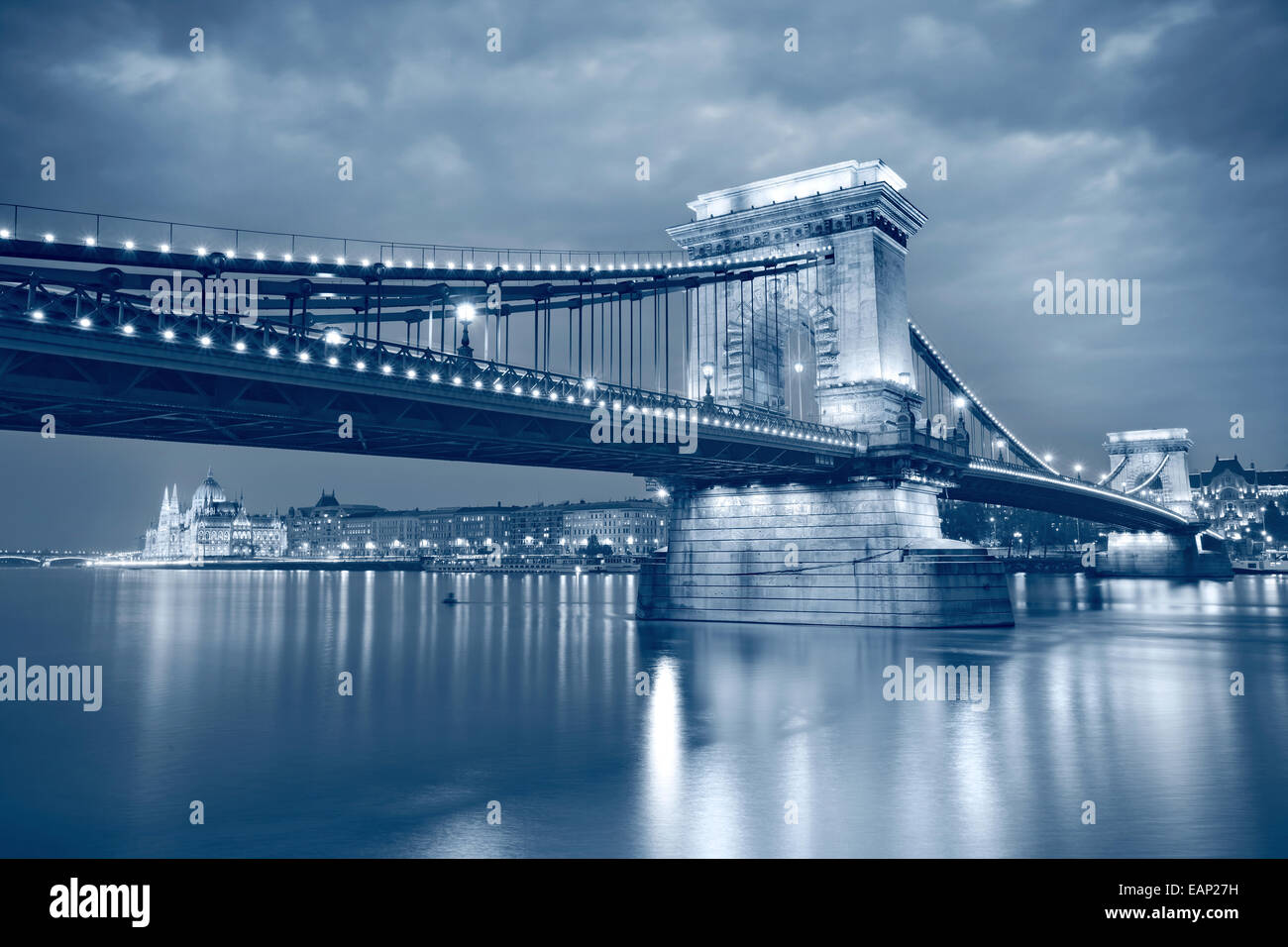 Bild von Budapest, die Hauptstadt von Ungarn, während der blauen Dämmerstunde abgeschwächt. Stockfoto