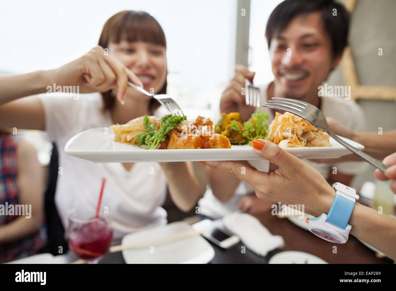 Gruppe von Freunden, die gemeinsame Mahlzeit. Stockfoto