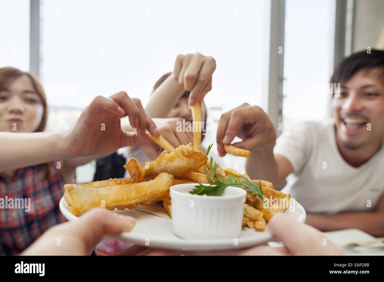 Gruppe von Freunden, die gemeinsame Mahlzeit. Stockfoto