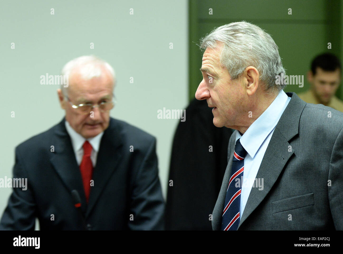 München, Deutschland. 19. November 2014. Ehemaliger General der jugoslawischen Geheimpolizei, Josip Perkovic (L) und ehemaliger Leiter der jugoslawischen Geheimpolizei Zdravko Mustac im Gerichtssaal des Oberlandesgerichts in München, 19. November 2014. Perkovic wird beschuldigt, die Ermordung des kroatischen dissident Durekovic in der deutschen Stadt Wolfrathausen zu bestellen. Foto: ANDREAS GEBERT/Dpa/Alamy Live-Nachrichten Stockfoto