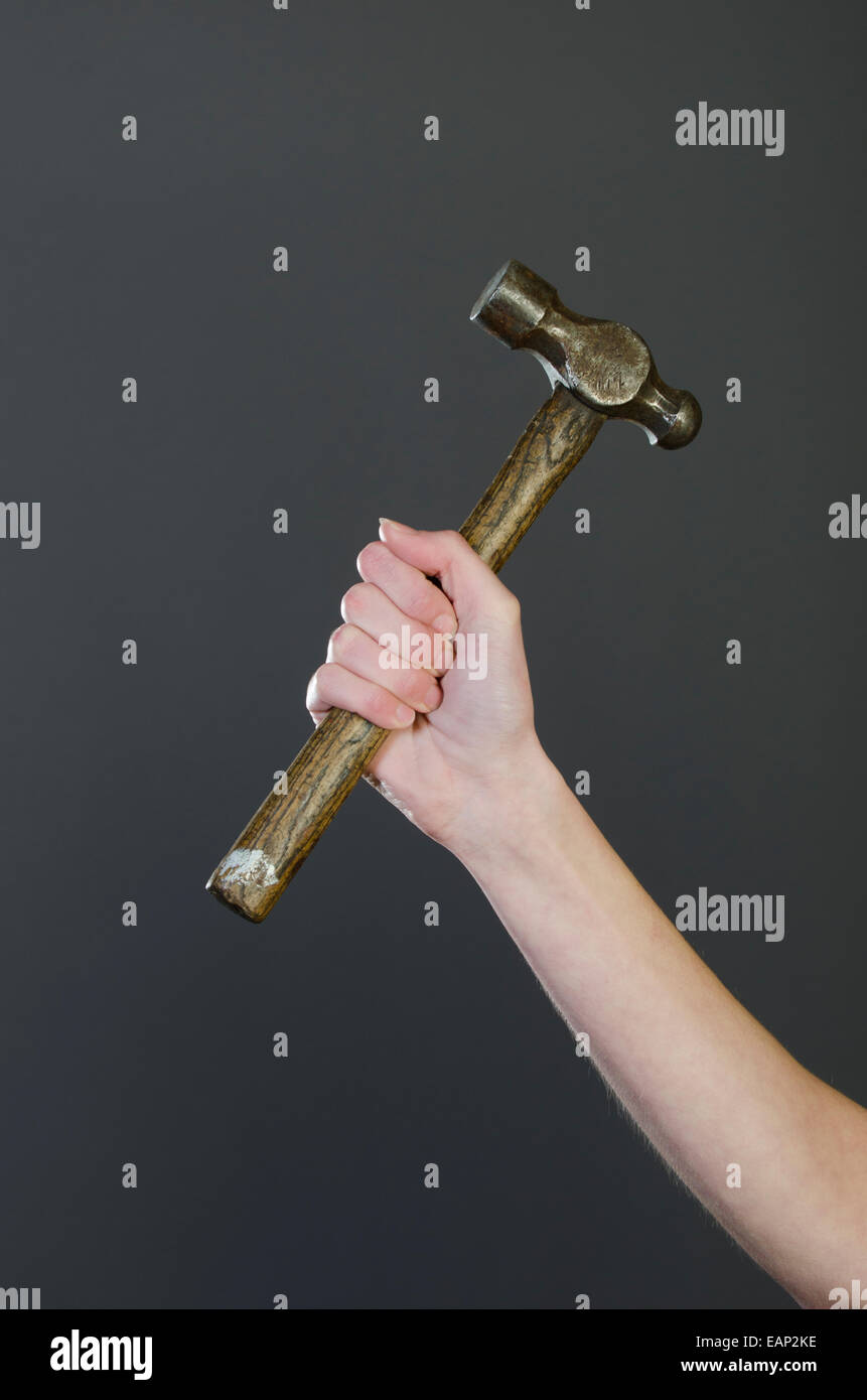 Frau Hand mit einem hammer Stockfoto