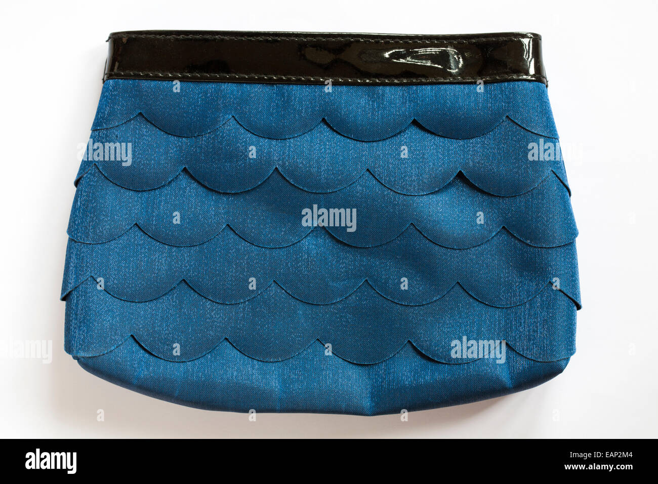 blaue Handtasche Handtasche mit schwarzen Rand auf weißem Hintergrund Stockfoto
