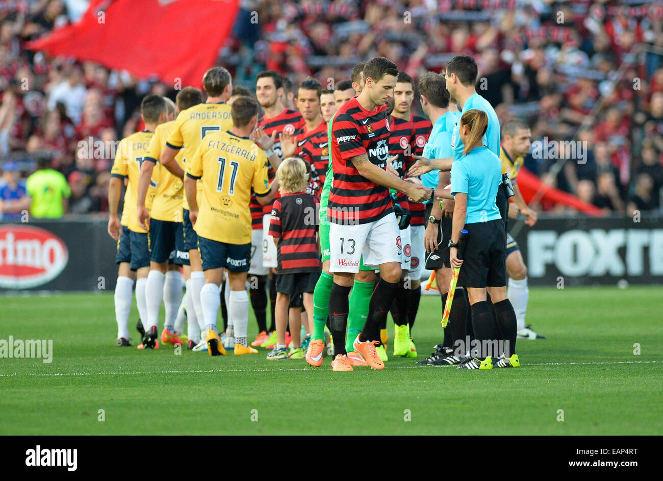 Sydney, Australien. 19. November 2014. Hyundai A-League Runde 3. Western Sydney Wanderers V Central Coast Mariners. Wanderers Kapitän Matthew Spiranovic schüttelt Hände mit Spielern und Beamten vor kick-off. Bildnachweis: Aktion Plus Sport/Alamy Live-Nachrichten Stockfoto