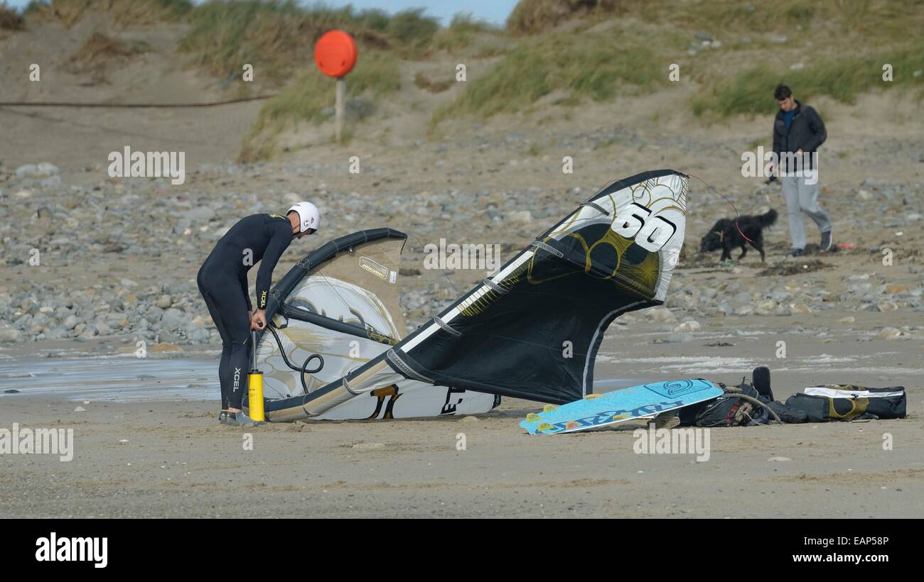 Kiteboarder bläst die Vorderkante des seinen Kite vor dem Start bereit für eine Sitzung in der Brandung in Porth Neigwl Stockfoto