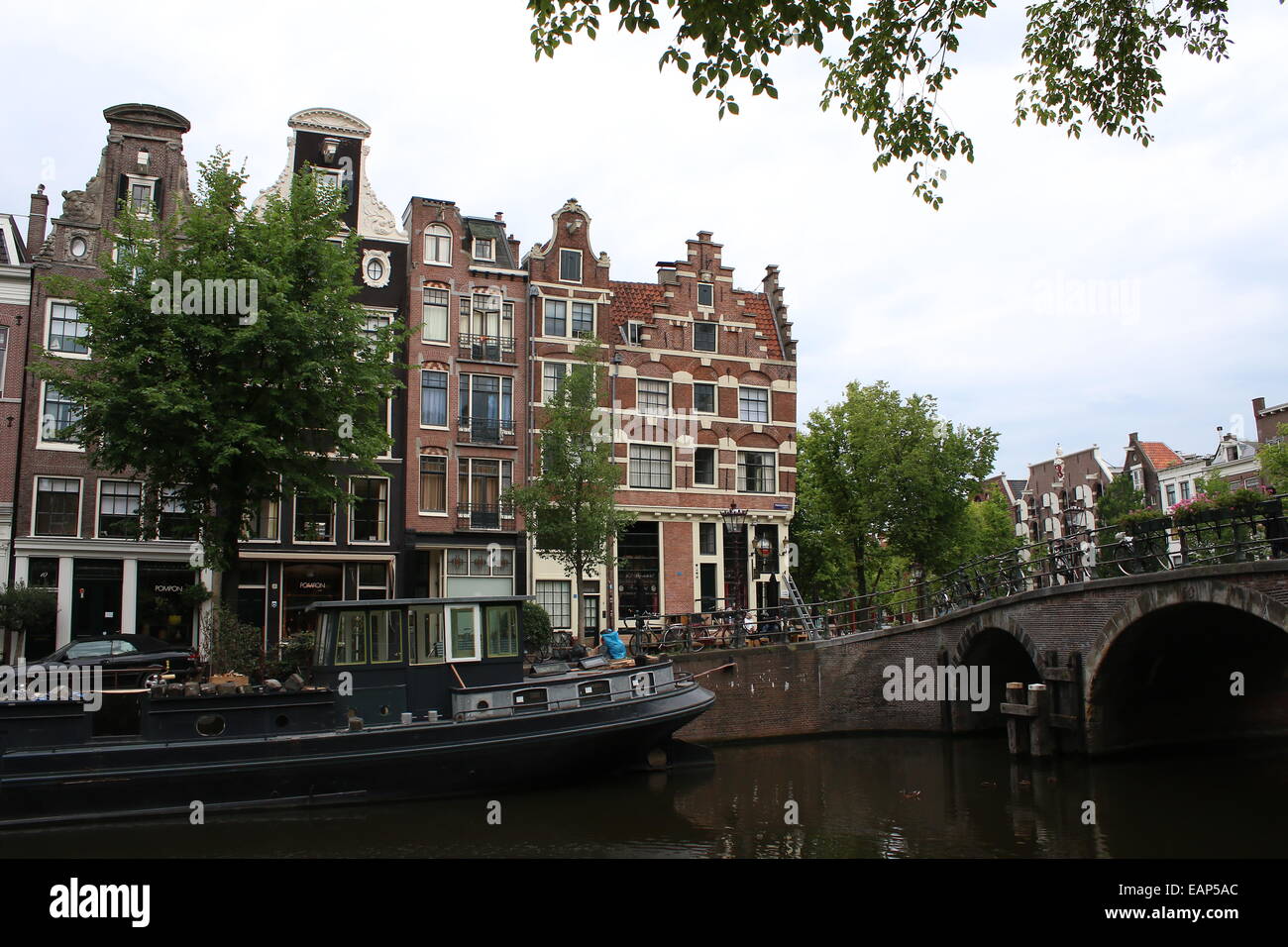 Brücke und alte Häuser Prinsengracht Bouwersgracht Kanal in Amsterdam, Niederlande trifft Stockfoto