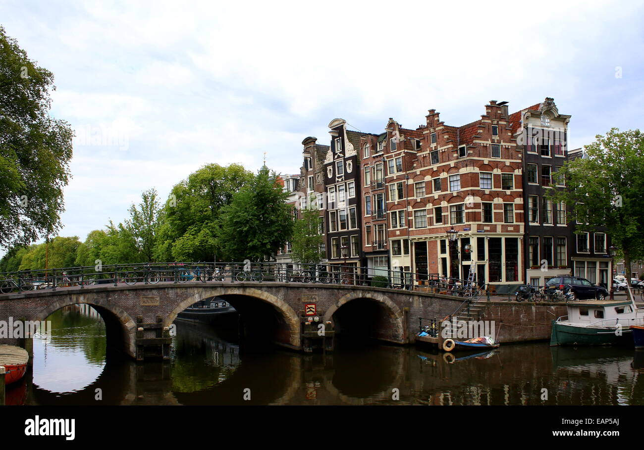 Brücke und monumentalen alten Häuser trifft Prinsengracht Brouwersgracht Kanal in Amsterdam, Niederlande Stockfoto