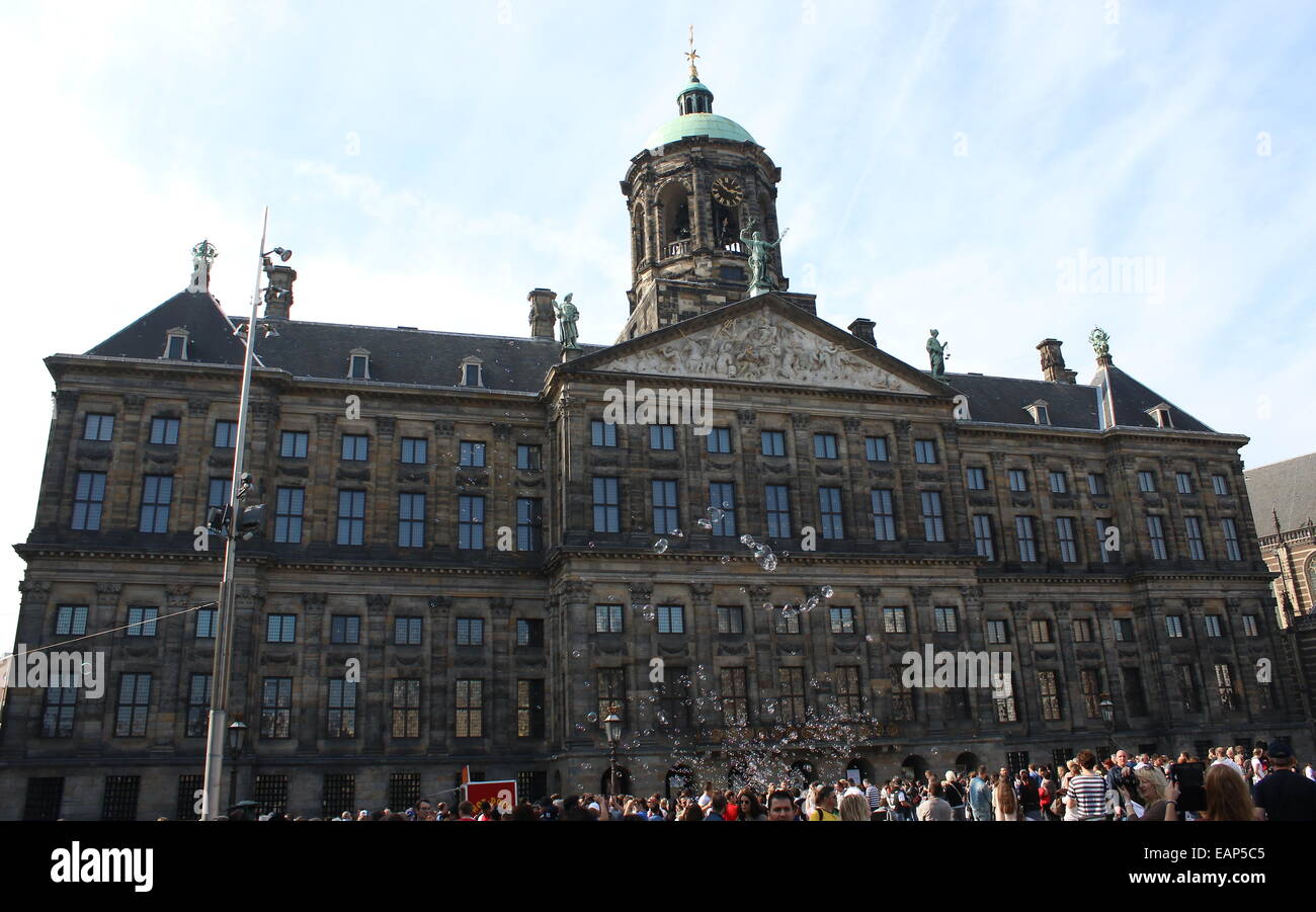 Große Menschenmenge vor dem 17. Jahrhundert Paleis Op de Dam/königlicher Palast Amsterdam auf Dam square, Seifenblasen aufsteigen Stockfoto