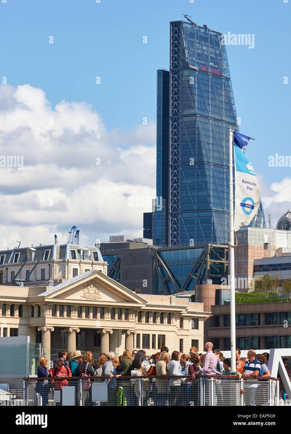 Touristen, die Besichtigung von Themse mit der unverwechselbaren "Walkie Talkie" Aufbauend auf Skyline von London England Europa Stockfoto