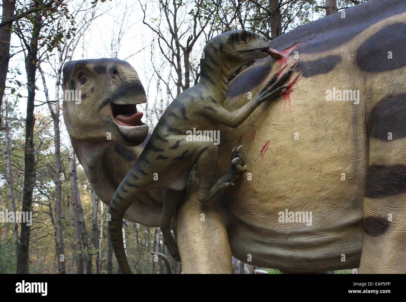 Räuberische Deinonychus Angriff auf ein Iguanodon (Kreidezeit Ära) lebensecht Dino Statuen im Dinopark Amersfoort Zoo, Niederlande Stockfoto