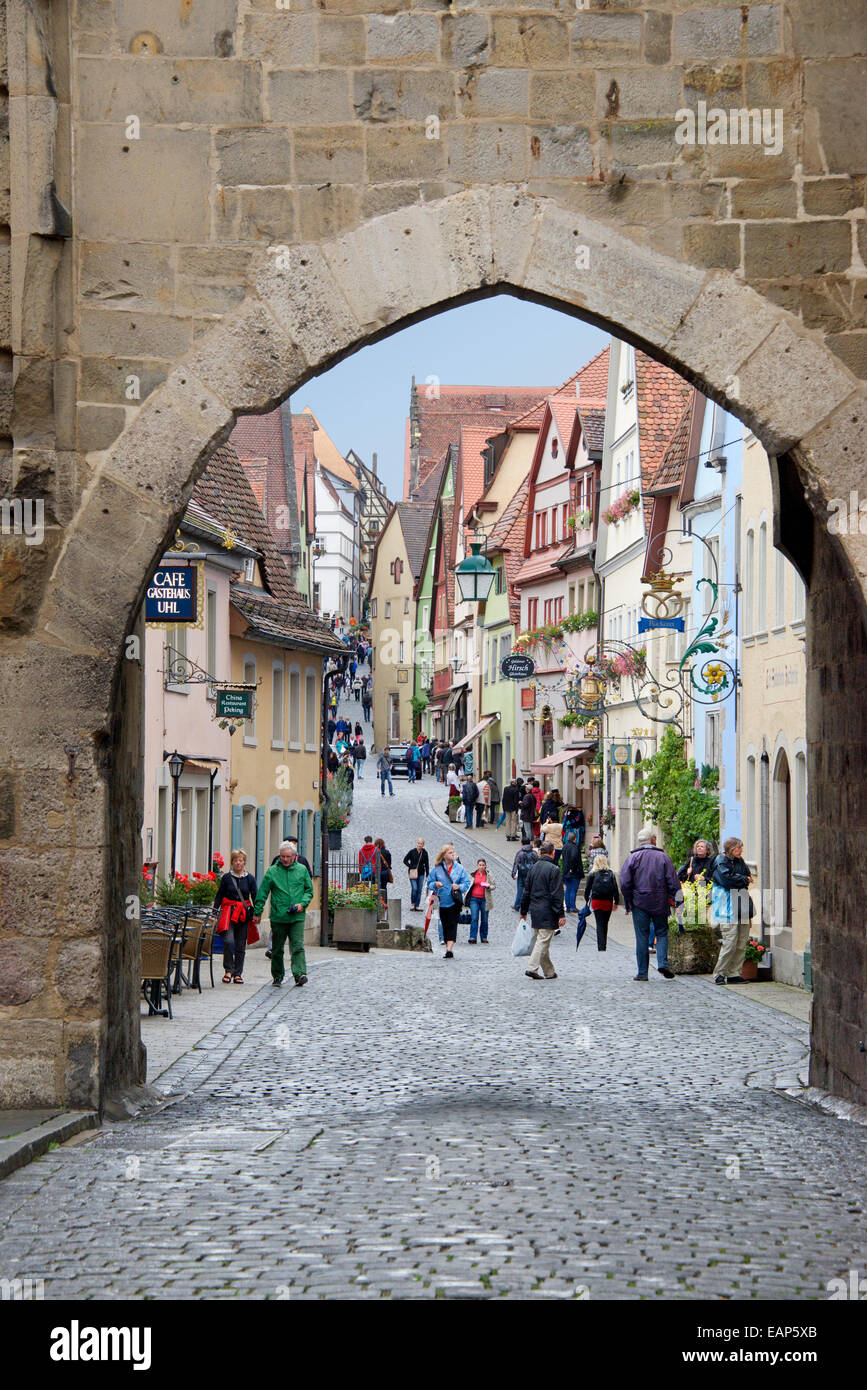 Gepflasterten Stein Straße durch Bogen Rothenburg Ob der Tauber Deutschland Stockfoto