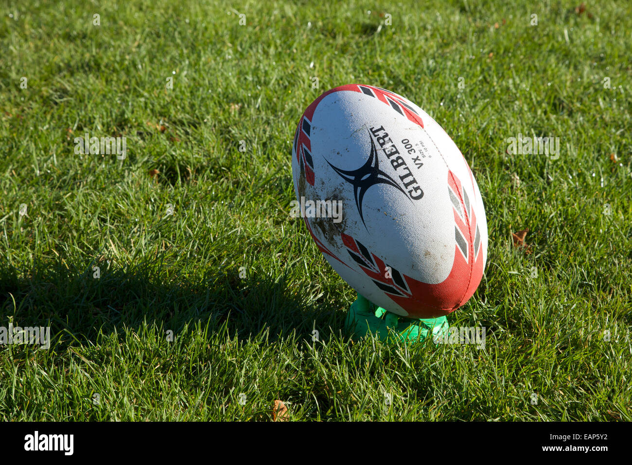 Ein Gilbert-Rugby-Ball auf einem Tritttee. Stockfoto