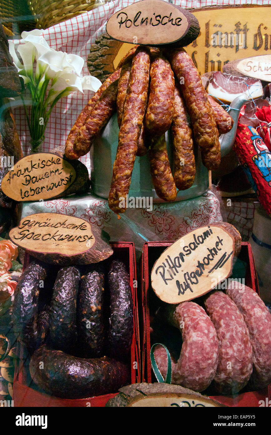 Traditionelle deutsche Wurst in Metzgereien Fenster Rothenburg Ob der Tauber Deutschland Stockfoto