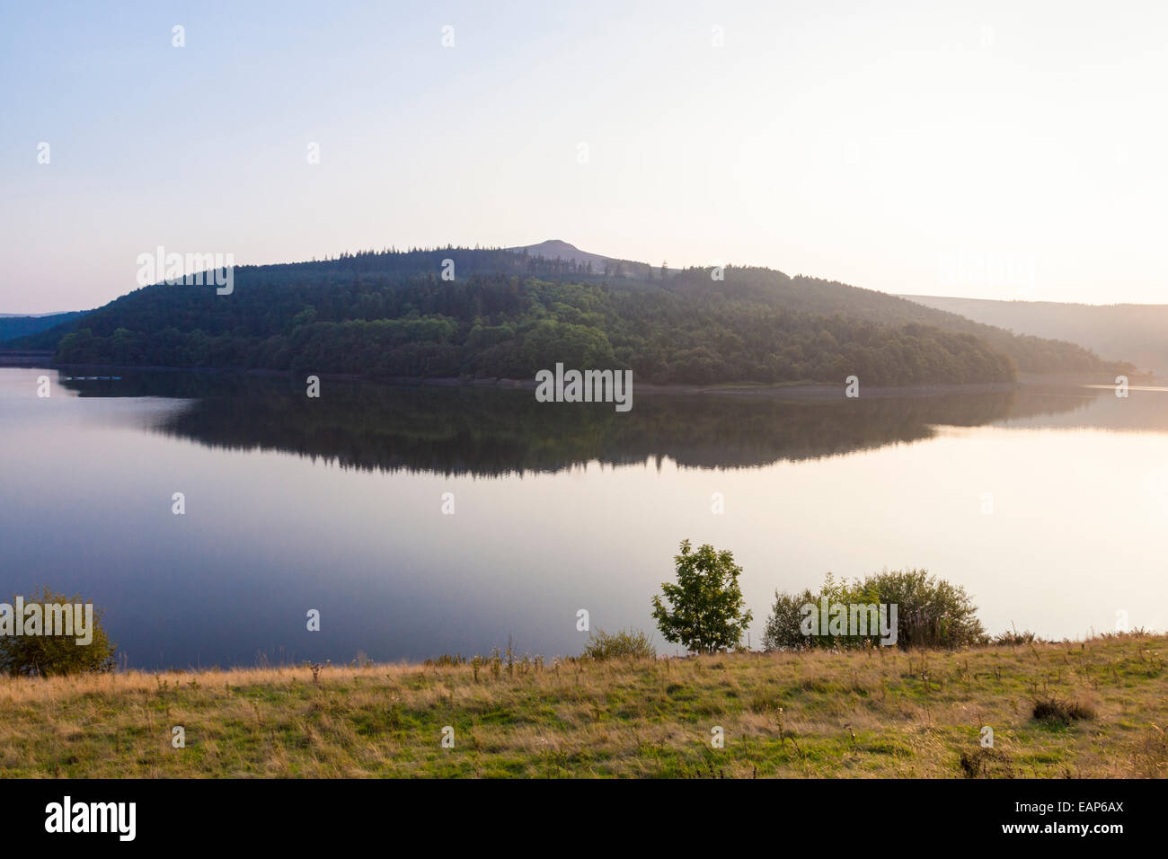 Win Hill (oder Winhill) über das Wasser der Ladybower Reservoir gesehen auf einem September Abend, Derbyshire, Peak District National Park, England, Großbritannien Stockfoto