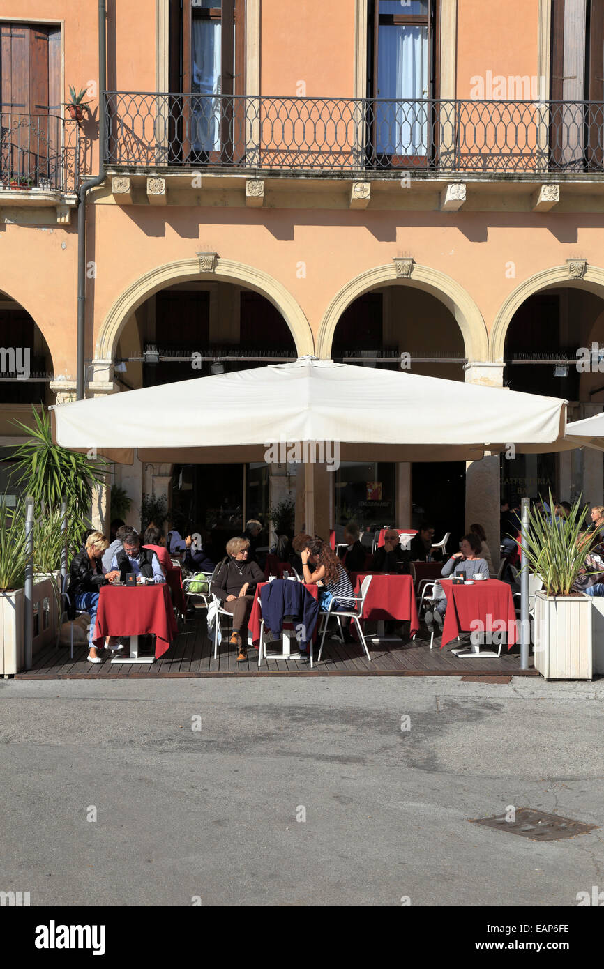 American Diner in einem Bürgersteig Restaurant in Piazza Matteotti, Vicenza, Italien, Region Venetien. Stockfoto