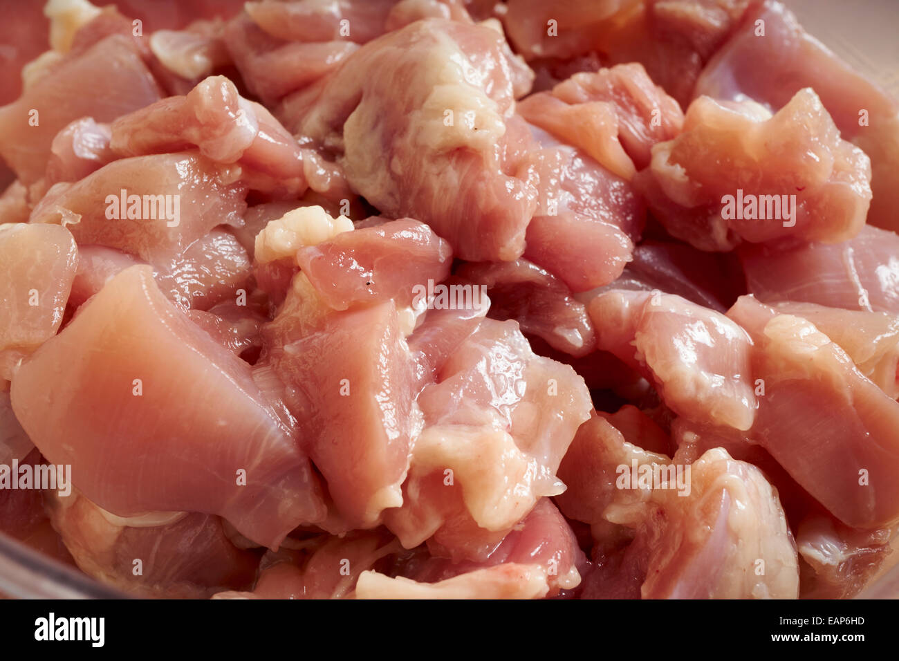Bits von rohem Hühnerfleisch Oberschenkel, bereit für das Kochen Stockfoto