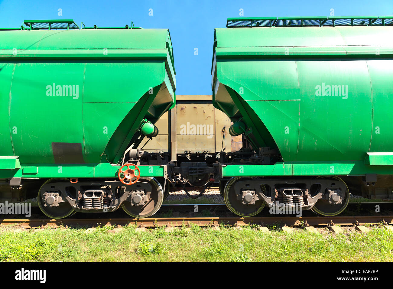 Korn-Trichter auf der Bahnstrecke - Autos Kupplung Stockfoto