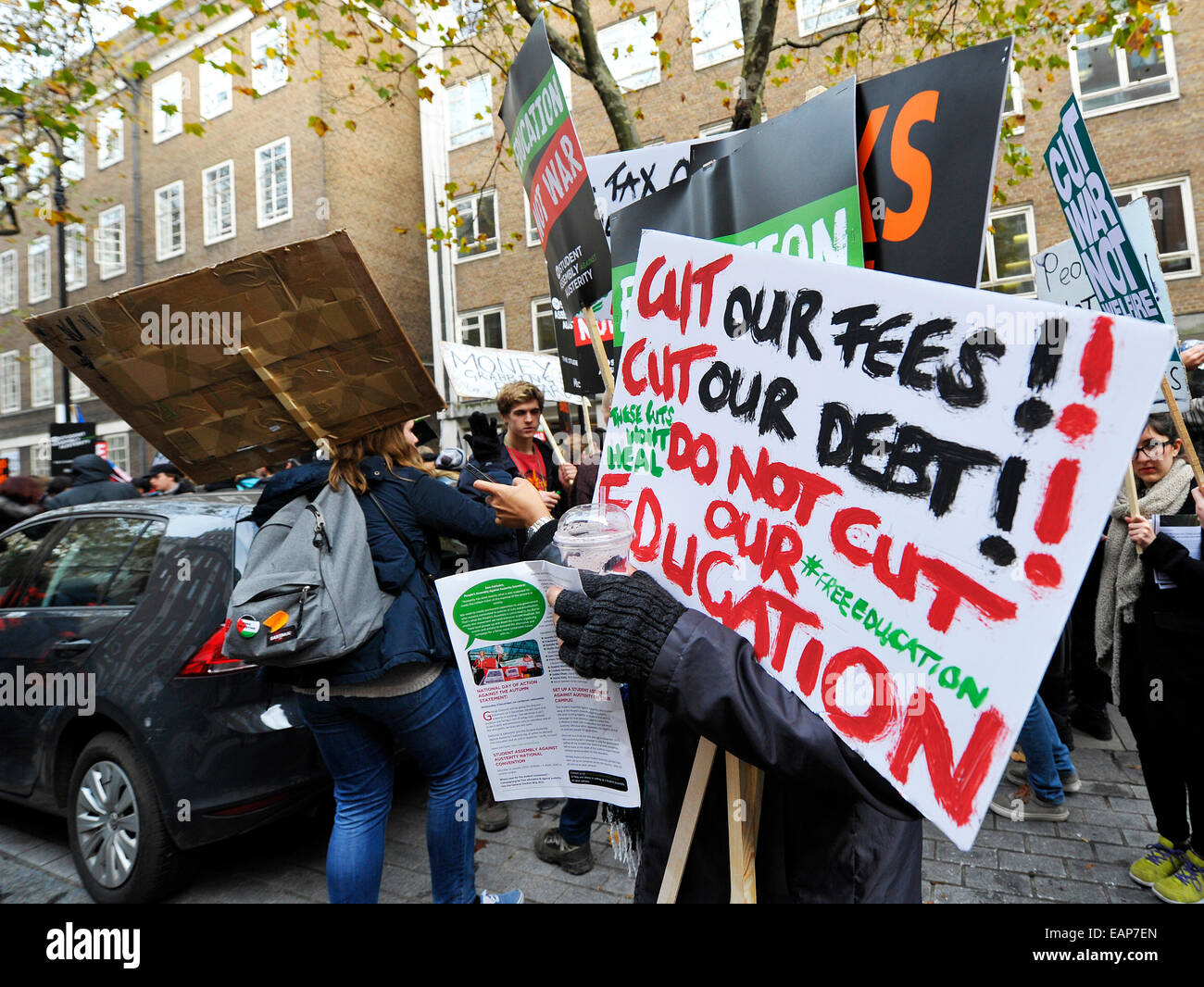 London, UK. 19. November 2014.  Schüler marschieren durch die Londoner in Richtung Westminster zu fordern Politiker, Studiengebühren abzuschaffen. Bildnachweis: Gordon Scammell/Alamy Live-Nachrichten Stockfoto