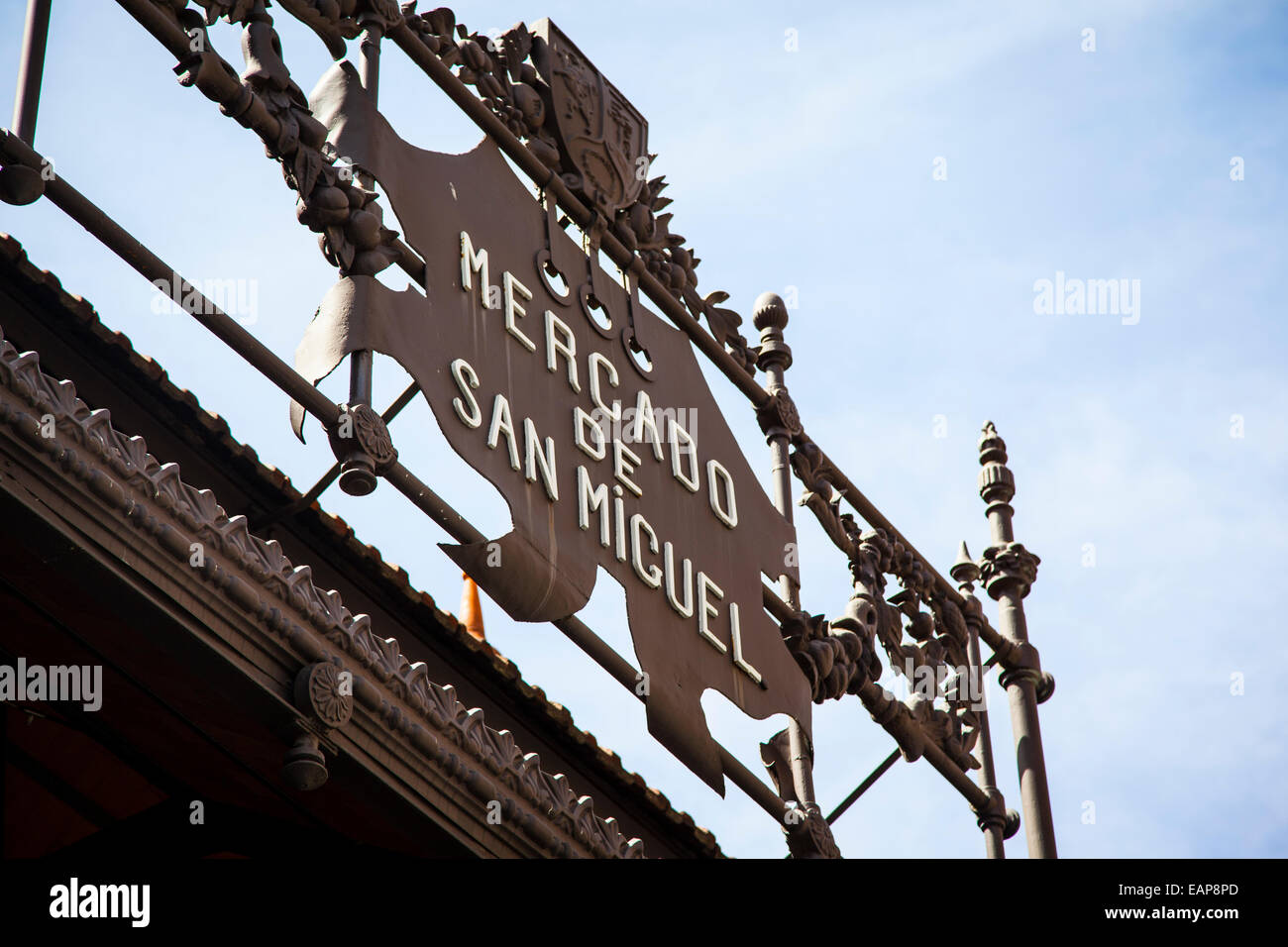 Markthalle Mercado San Miguel, Stadt-Zentrum, alte Straße und Gebäude von Madrid Stockfoto