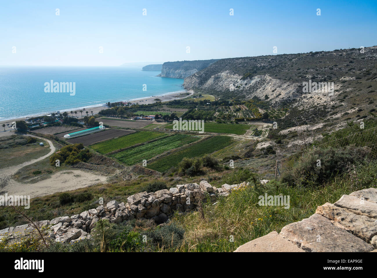 Blick über Episkopi Bay von der alten archäologischen Stätte in Kourion an der südlichen Küste von Zypern Stockfoto