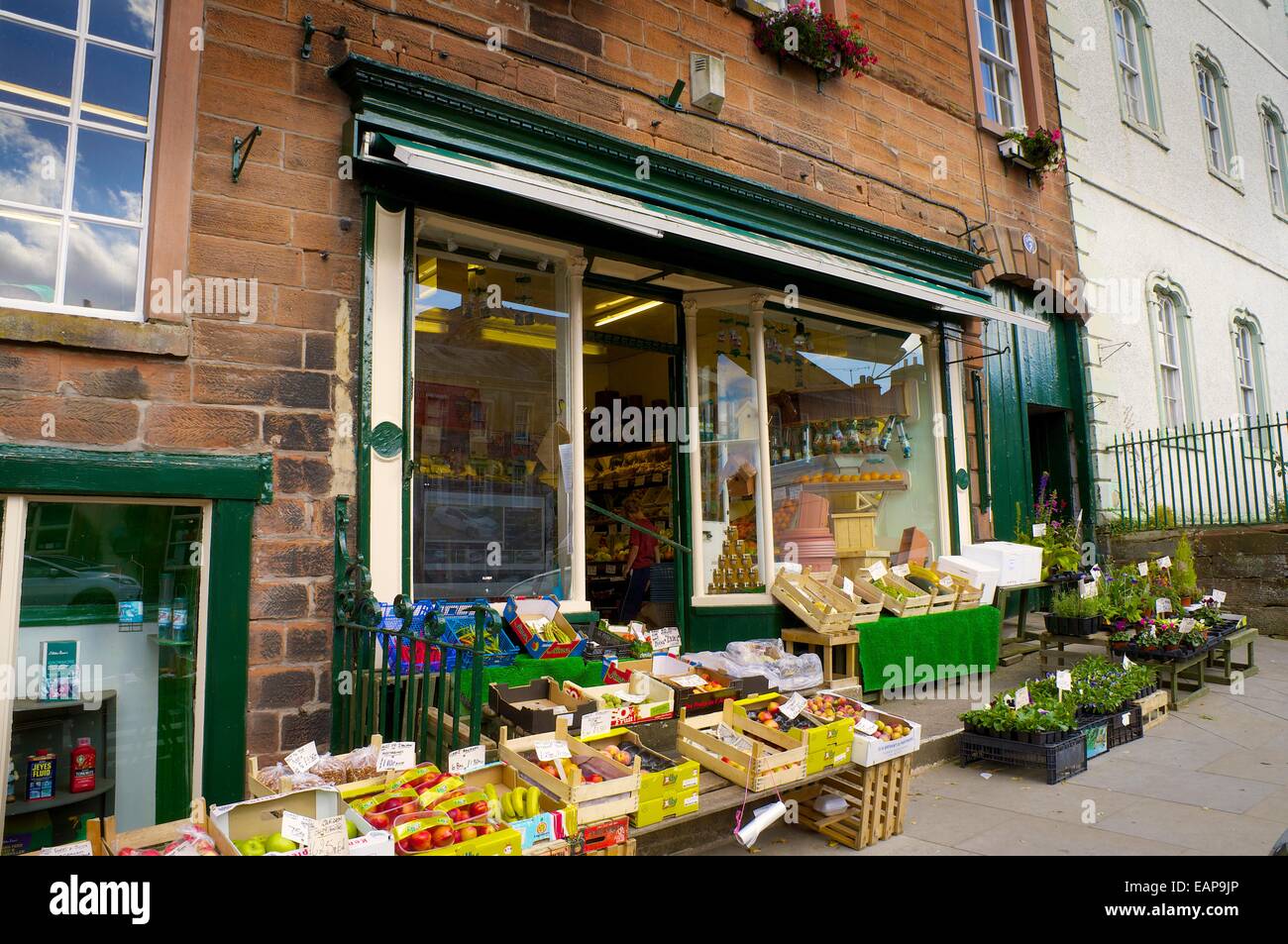 Traditionellen Lebensmittelhändler Shop im Markt Stadt von Appleby-in-Westmorland, Cumbria, England, United Kingdom. Stockfoto