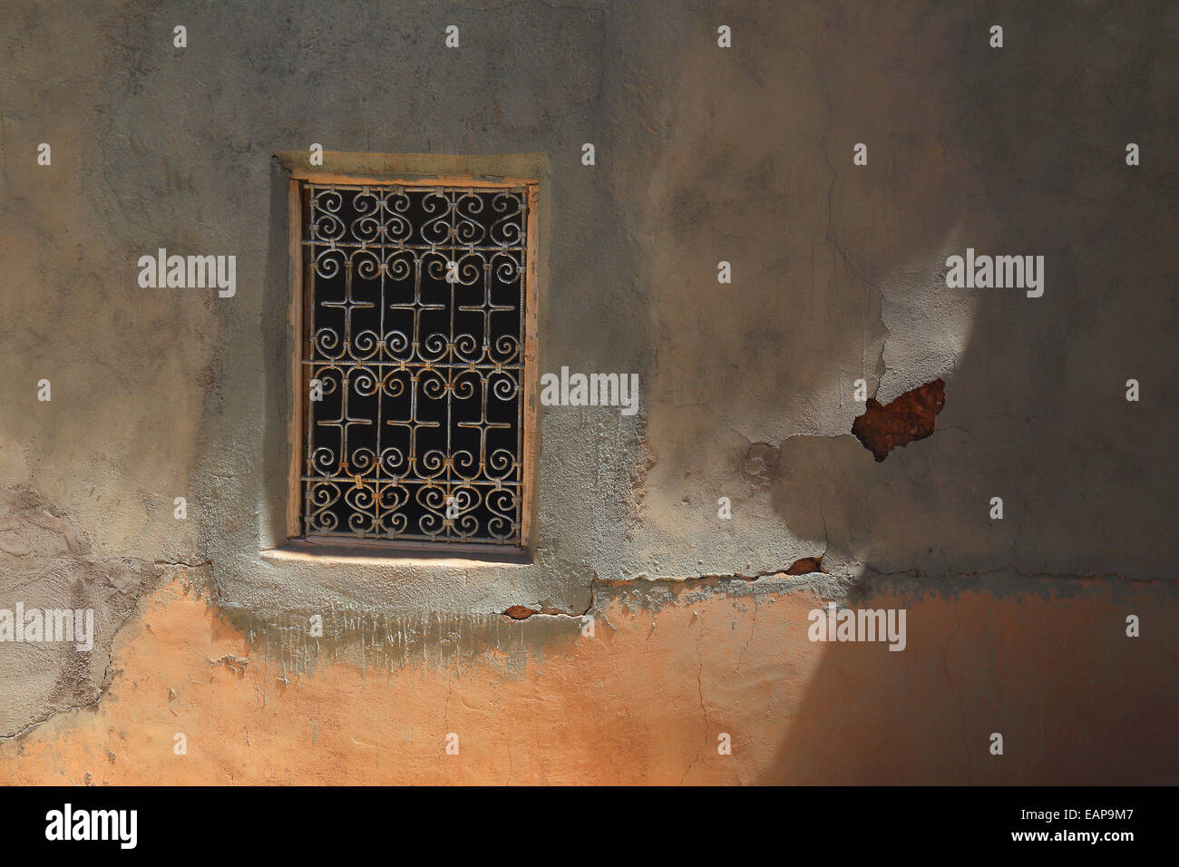 Wand und Fenster in einem Gehege / Gehöft in der abgelegenen Bergregion der Jebel Sahro von Marokko Stockfoto